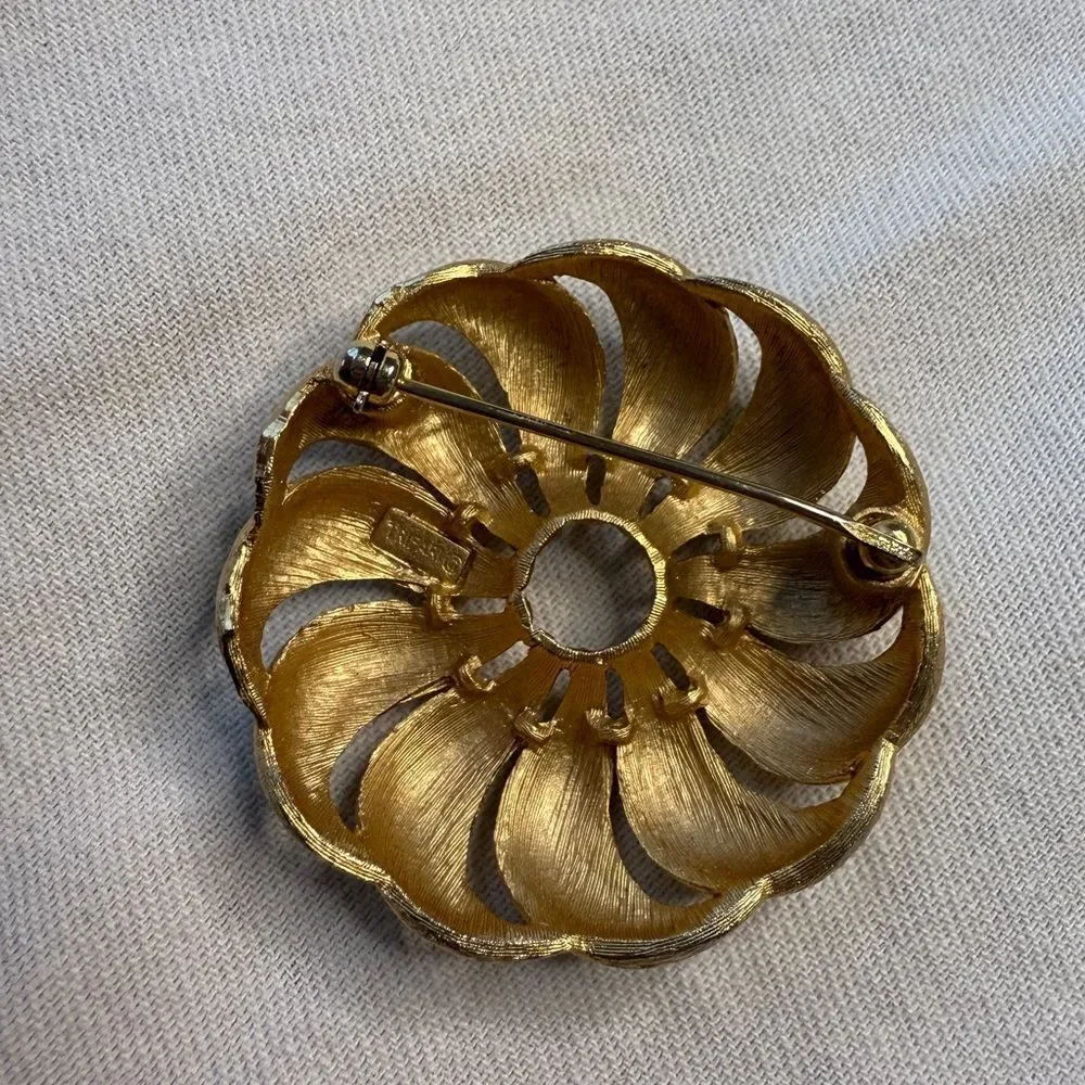 Vintage 1980s Golden Trifari Brooch